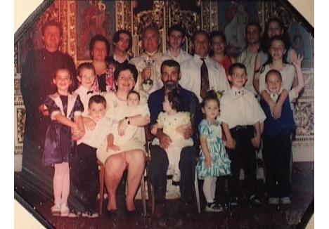 Cea mai recentă fotografie de grup a familiei Foghiş a fost făcută în 2000, la scurt timp după ce Simina, mezina familiei, a venit pe lume...
